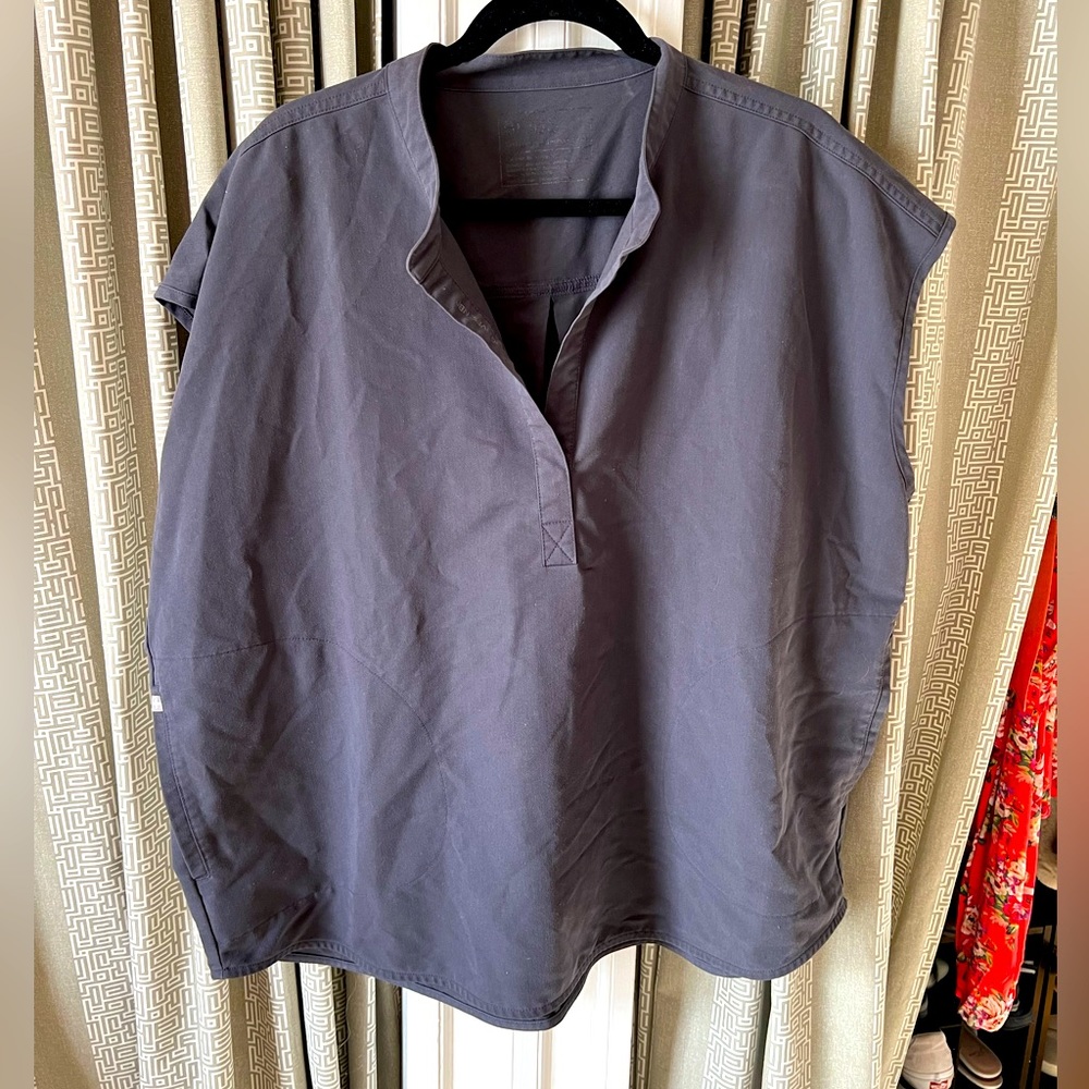 Figs scrubs Rafaela oversized top in charcoal